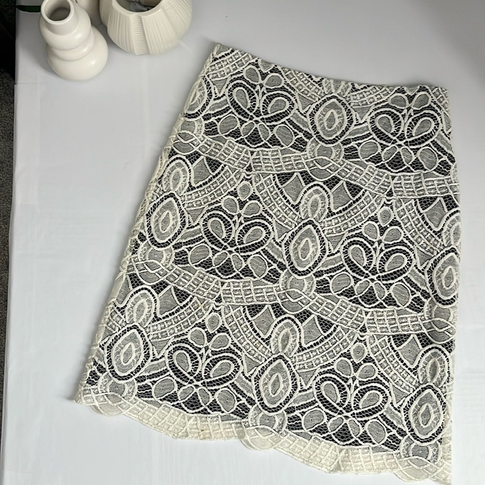L'AGENCE White and Black Lace Pencil Skirt